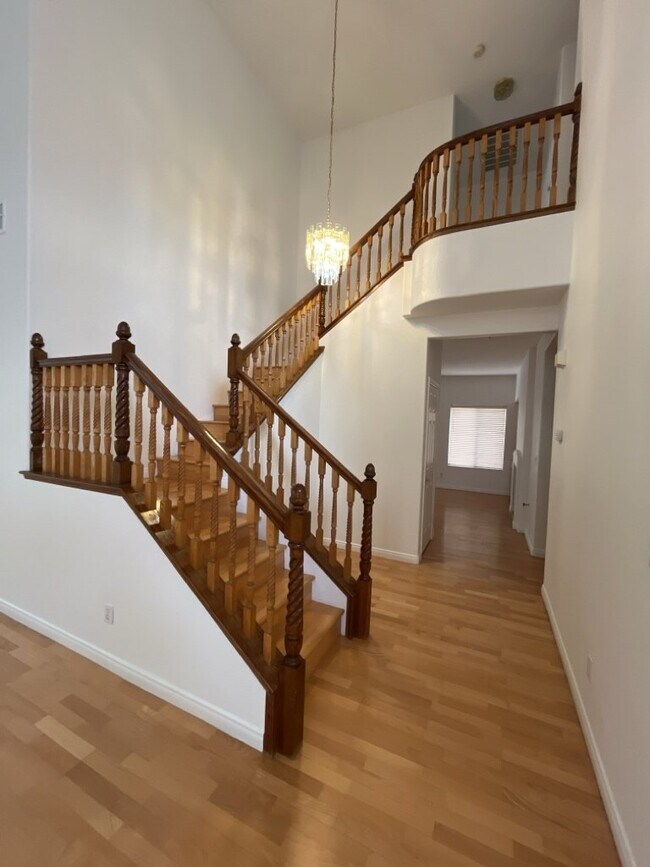 Building Photo - GET READY FOR SUMMER IN THIS BEAUTIFUL 5 BEDROM 3 BATHROOM HOME WITH A STATE OF THE ART APPLIANCE...