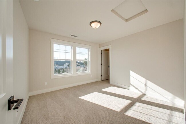 Building Photo - Luxury Townhome in the Heart of Eagle — 3 Beds + 3 Baths + Premium Amenities