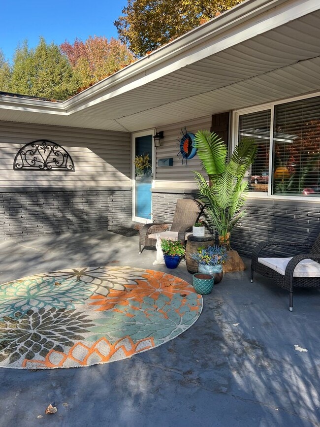 Building Photo - Brentwood - 3 bedroom, 1.5 bathroom, 1 car...