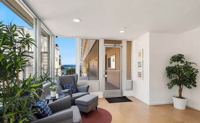 Building Photo - 334 Lakeside Ave S