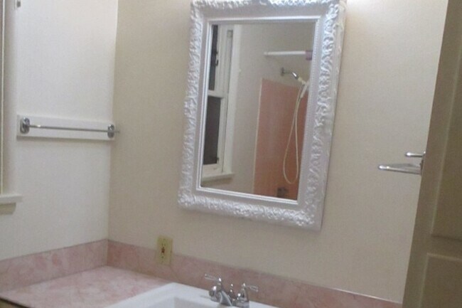 Building Photo - 704 Academy St