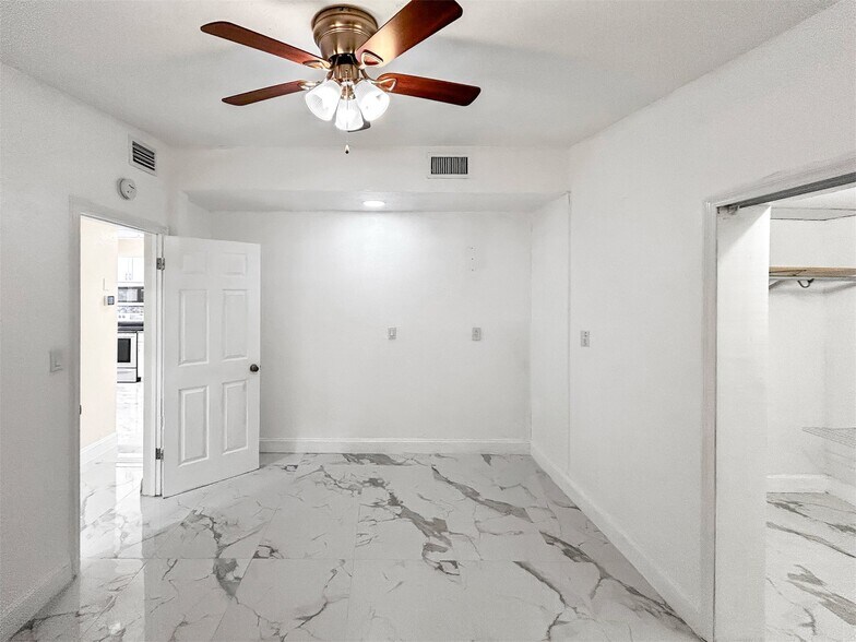 Building Photo - 3675 Prudence Dr