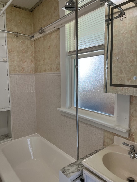 Building Photo - 992 Linton St