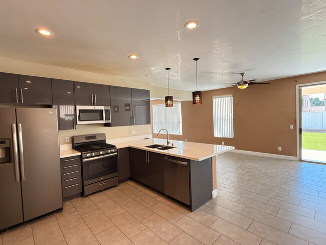 Building Photo - 6425 W Desert Hollow Dr