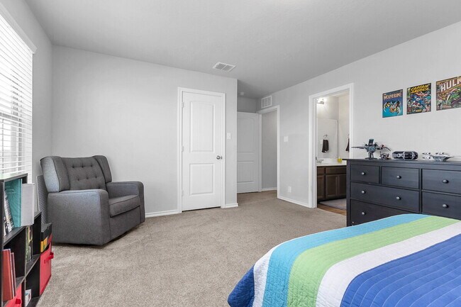 Building Photo - ASK ABOUT FREE APPLICATIONS THROUGH AUGUST!  "Spacious 6-Bedroom Retreat with 3.5 Baths and Over ...