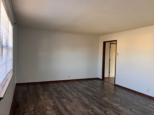 Building Photo - 3329-3331 Hawthorn