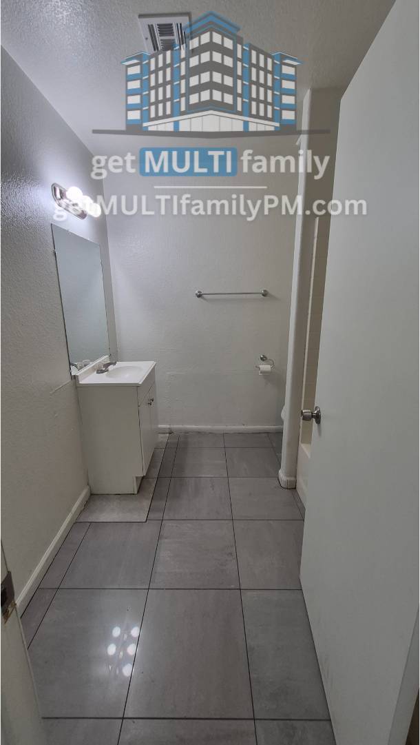 Building Photo - 3006 E Granada Rd