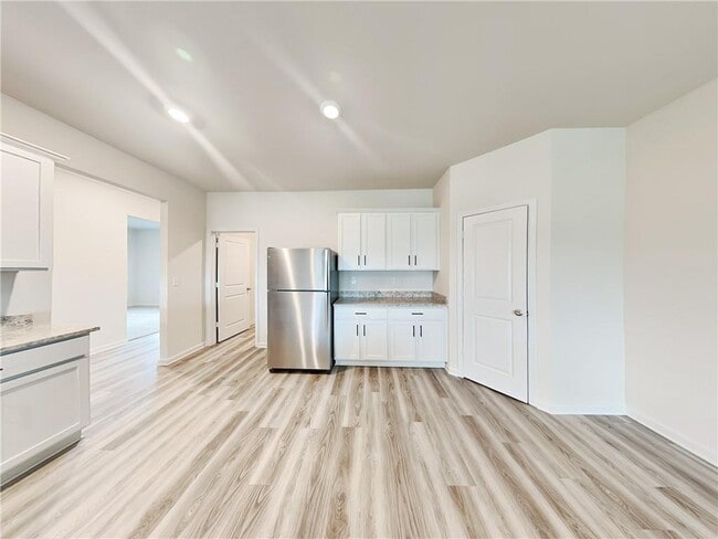 Building Photo - 905 Hesston Dr