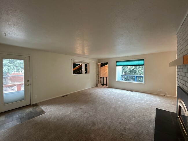 Building Photo - 3 Bedroom / 2 Bathroom in Bend's Orchard D...
