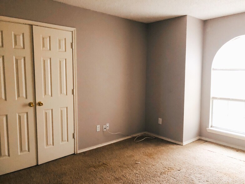 Building Photo - 6104 7th Dr