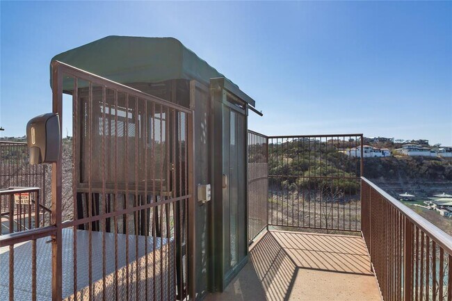 Building Photo - 117 Beneteau Dr