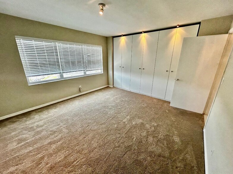 Bedroom #1: built-in wardrobe - 1100 N Shore Dr NE