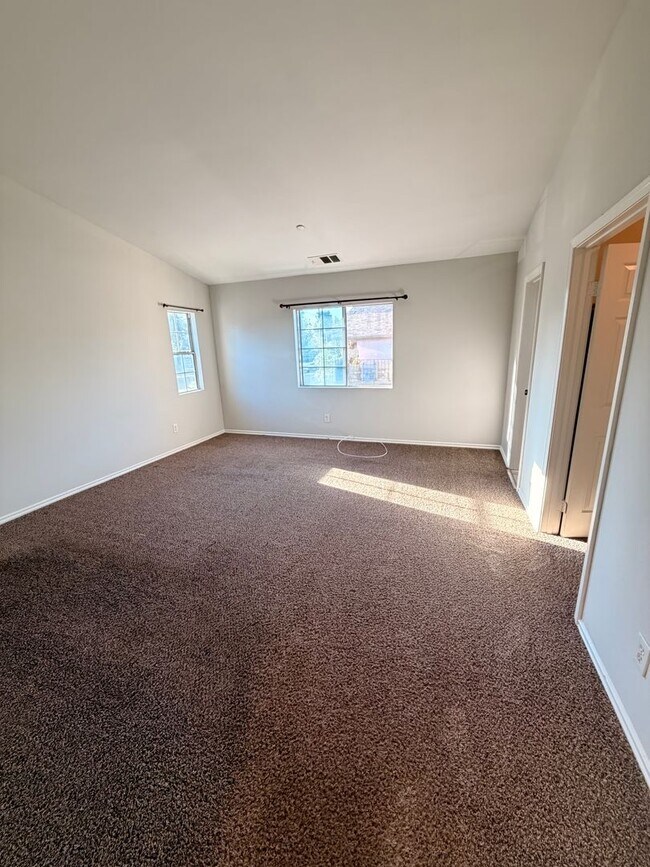 Building Photo - Spacious 3 bedroom w/ attached 2 Car Garage For Rent!