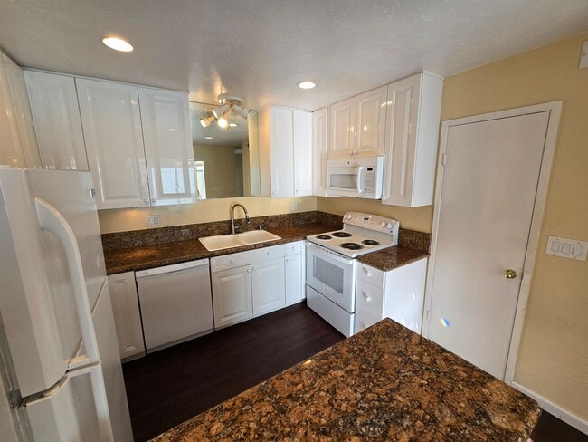 Building Photo - Spacious & Upgraded Clairemont Townhome – Prime Central Location!