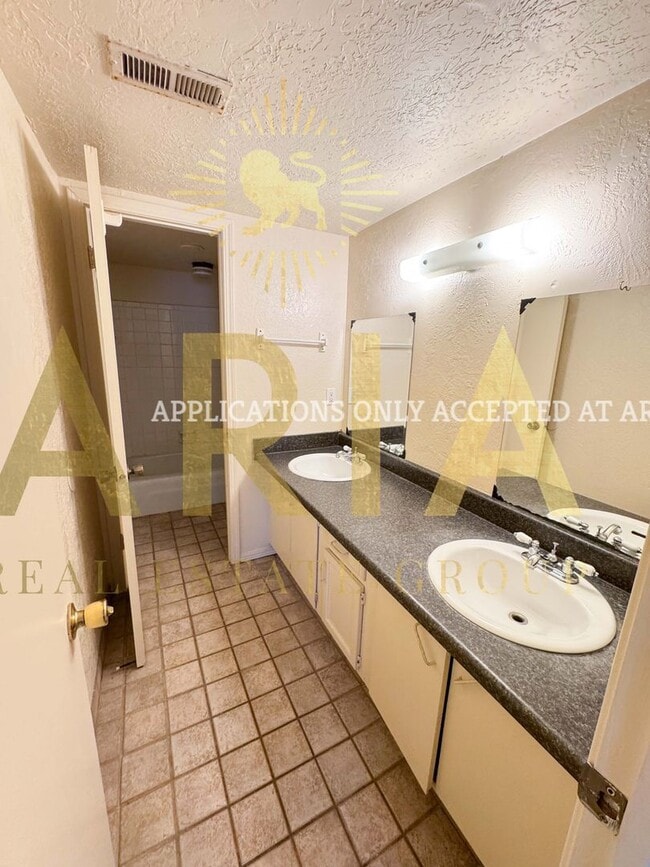 Building Photo - 2 Bed/1.5 Bath Shaded Townhome Close to Ca...