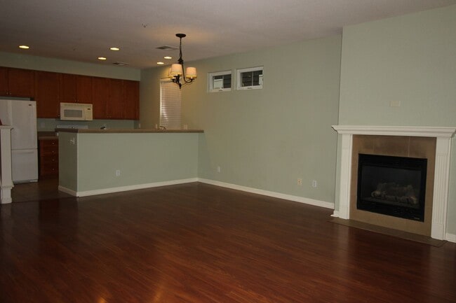 Building Photo - 3 Bedroom Townhome for Rent