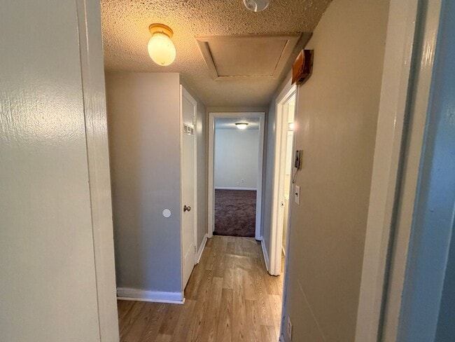 Building Photo - 2 Bedroom 1 Bath Home