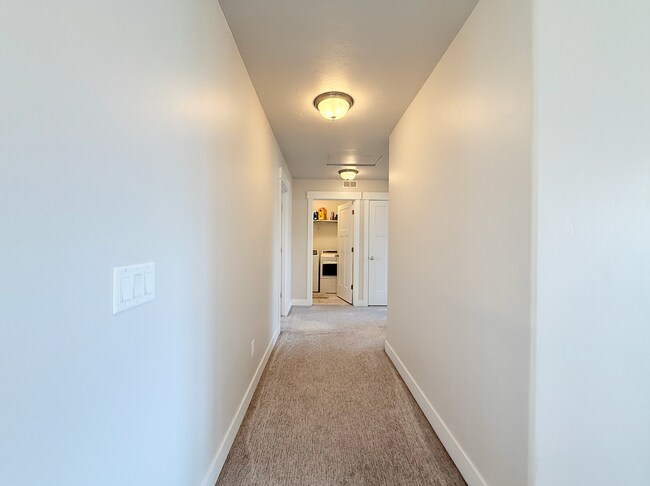 Building Photo - VERY Spacious house in Vineyard!