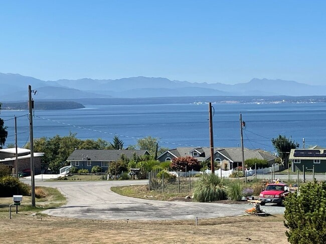 Building Photo - Lovely Mid-Island Home Available August 19th!
