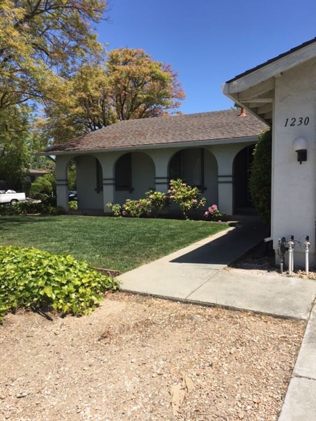 Building Photo - Single Family Home 3 Bedroom 2 Bath Corner...