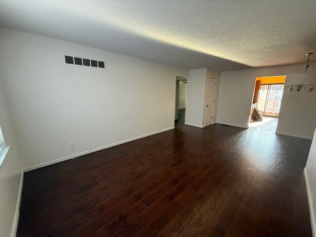 Building Photo - Grants Farm Condo!