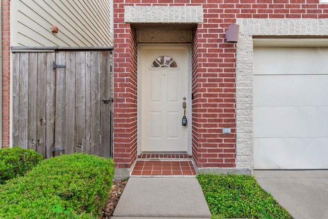 Building Photo - Gated 2BR Townhome Just Minutes from the T...
