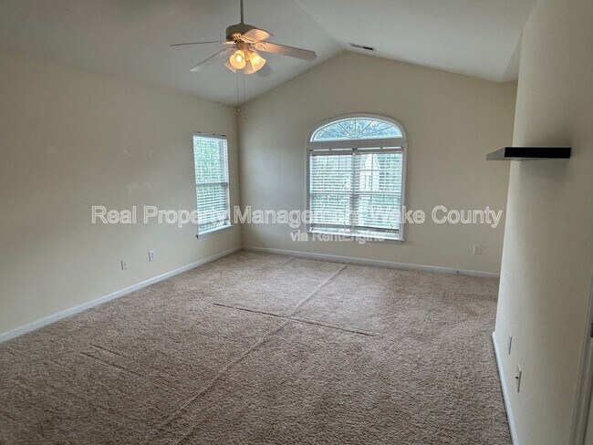Building Photo - 2500 Valley Haven Dr