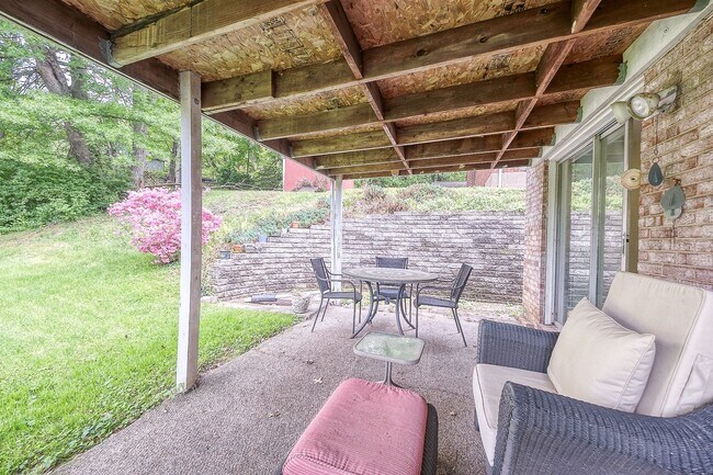 Building Photo - PRIME LOCATION Beautiful Home 1 Mile from ...