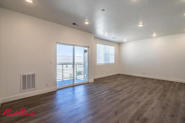 Building Photo - Pet Friendly 2 Bedroom Condo in Desert Color!