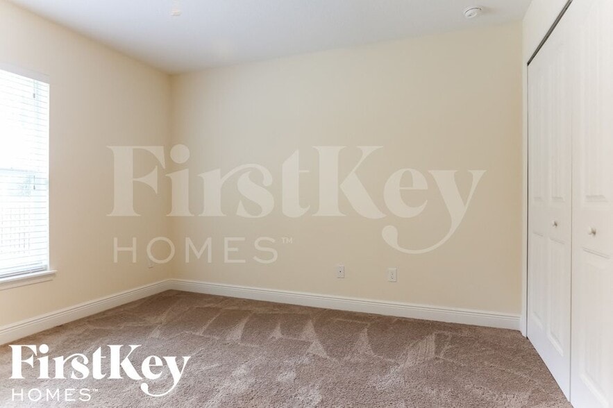 Building Photo - 980 SW Del Rio Blvd