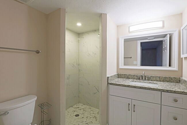 Building Photo - 5331 Summerlin Rd