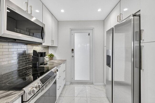 Building Photo - 3091 N Course Dr