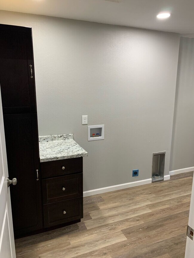 Building Photo - 1005 E Monroe St