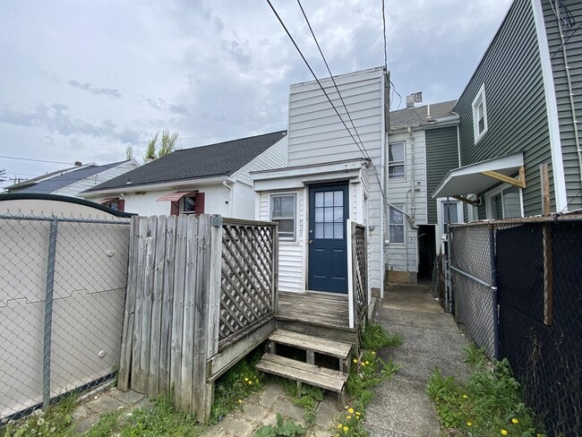 Building Photo - 338 S Sherman St