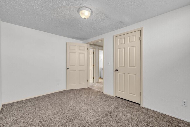 Building Photo - 5 Bedroom 3 Bathroom Home in Sandy!