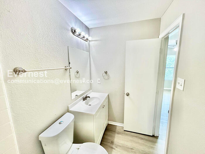 Building Photo - 130 Creek Cove Dr