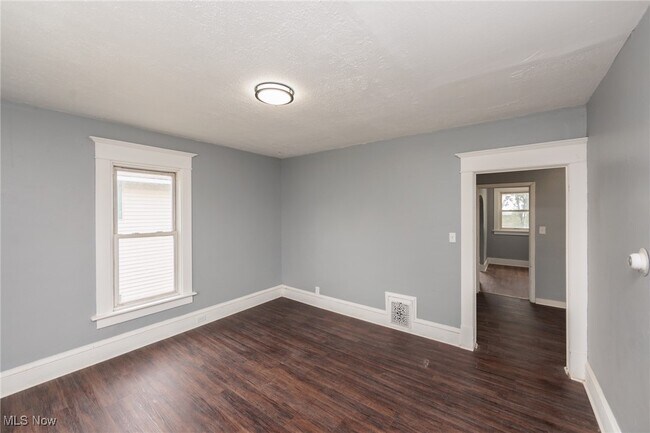 Building Photo - 1226 W Erie Ave