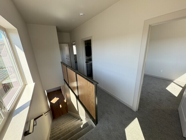 Building Photo - 801 N 16th Ave