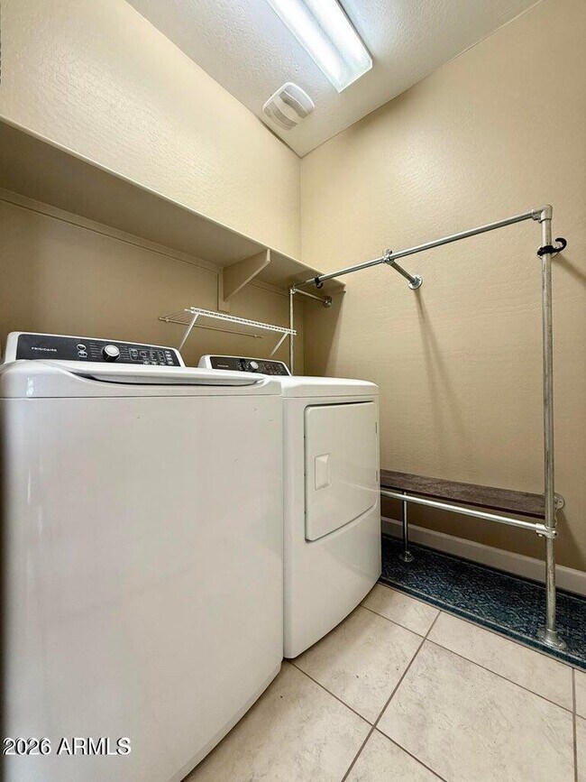 Building Photo - 40865 W Hensley Way