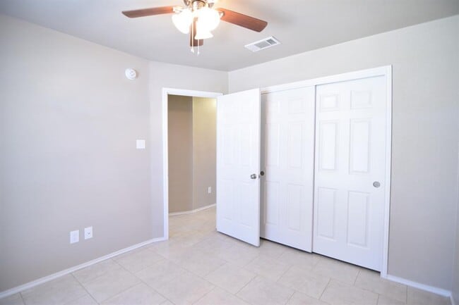 Building Photo - 1403 Saddle Dr