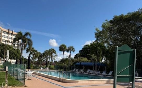 Building Photo - 1100 St Charles Pl