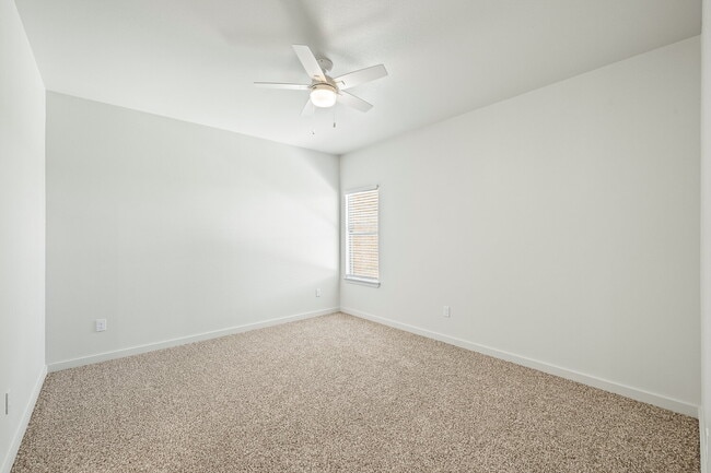 Building Photo - Like new townhome in Frenship East!