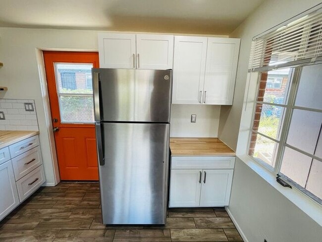 Building Photo - Fully Remodeled 2 Bed / 1 Bath Unit in Cen...