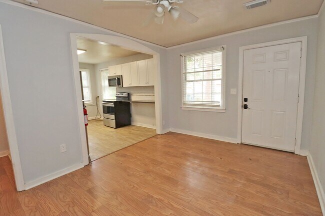 Building Photo - Bright + Spacious 2BR, 1BA in Prime Location