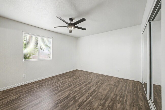 Building Photo - 2121 W Royal Palm Rd