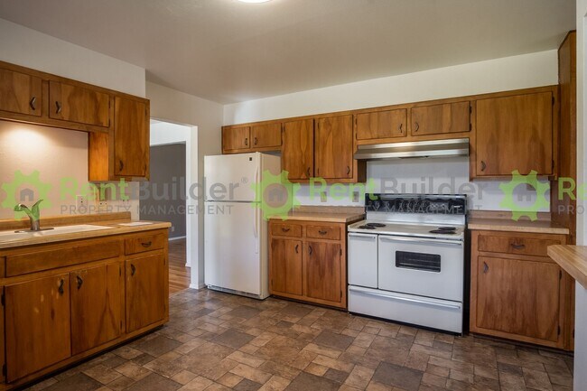 Building Photo - ***LEASE PENDING PLEASE APPLY AT YOUR OWNE DISCRETION***