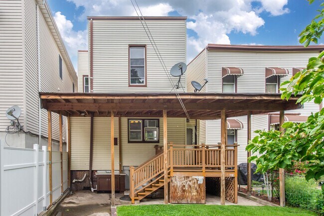 Building Photo - 205 Hutton St
