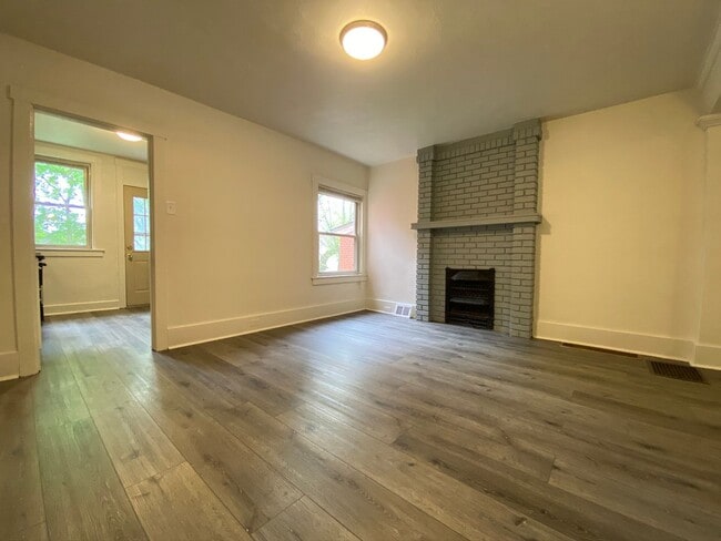 Building Photo - Charming Three Bedroom Townhouse in Squirr...