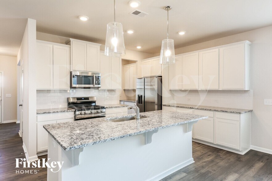 Building Photo - 562 Hillpark Ln