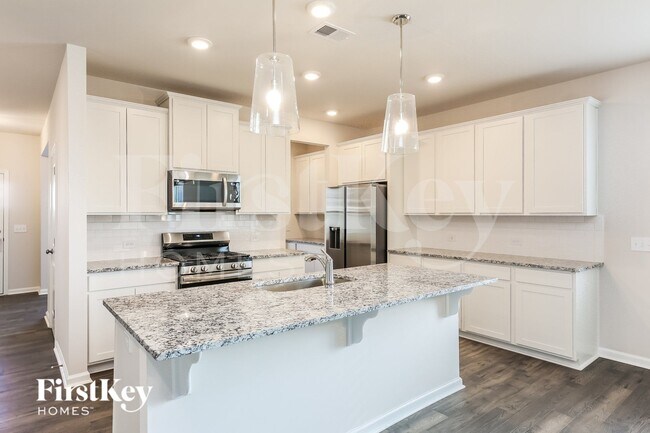 Building Photo - 562 Hillpark Ln